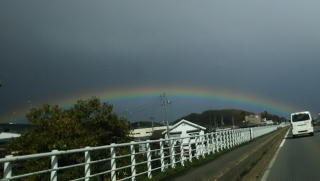 道路の向こうに虹が見えます