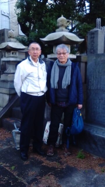 岡村昭彦の墓前で―山田さんと米沢