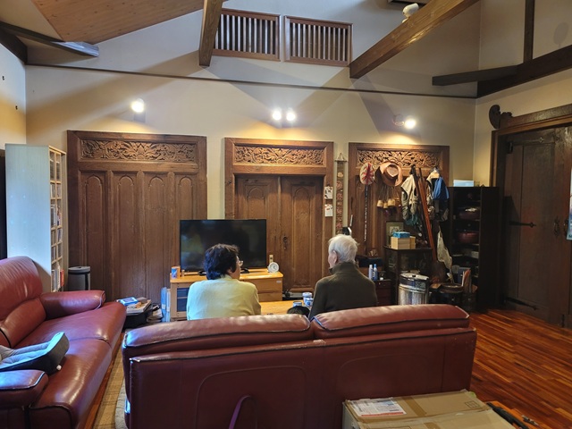 ソファで語らう